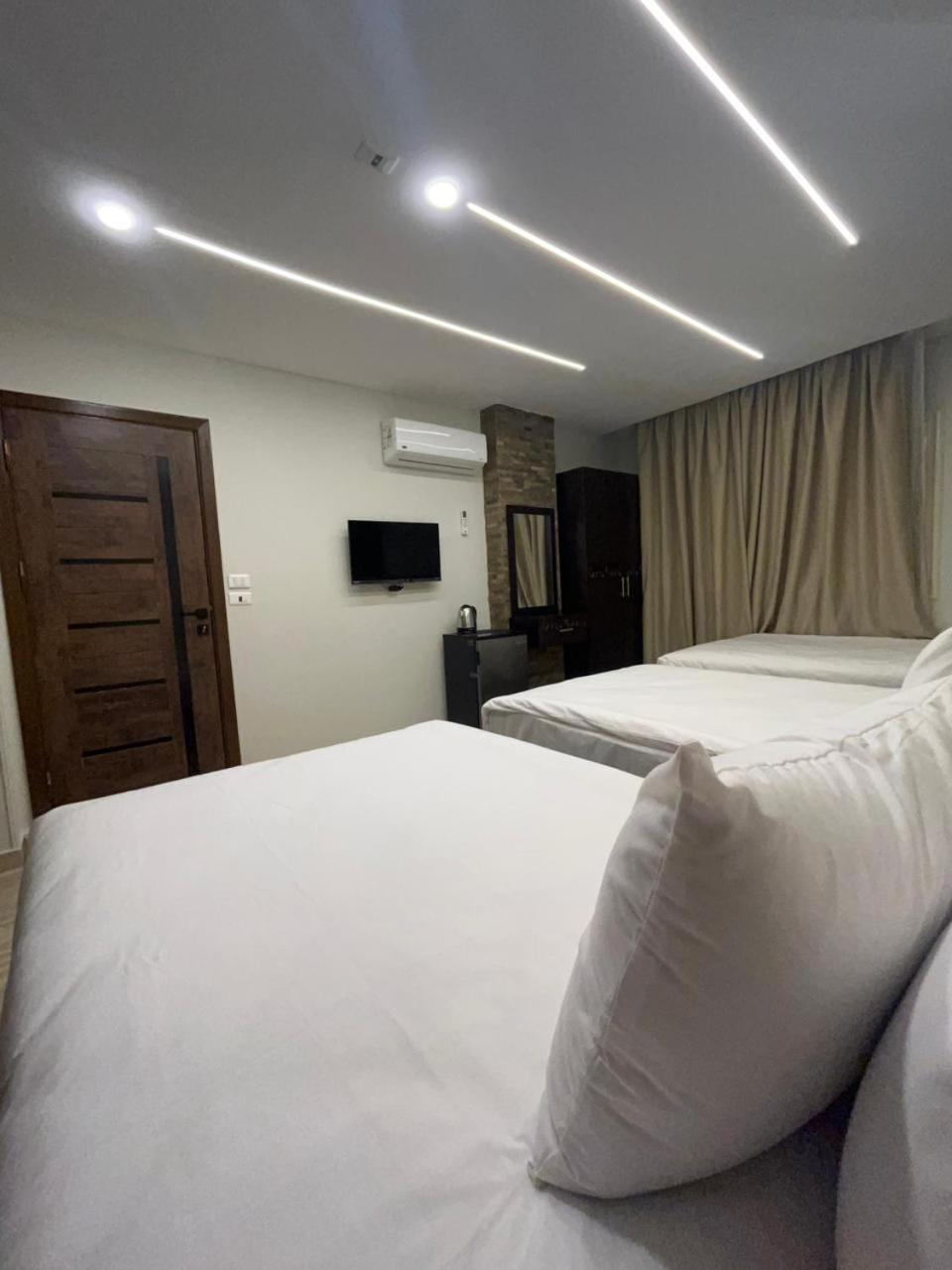Crowne Pyramids View inn