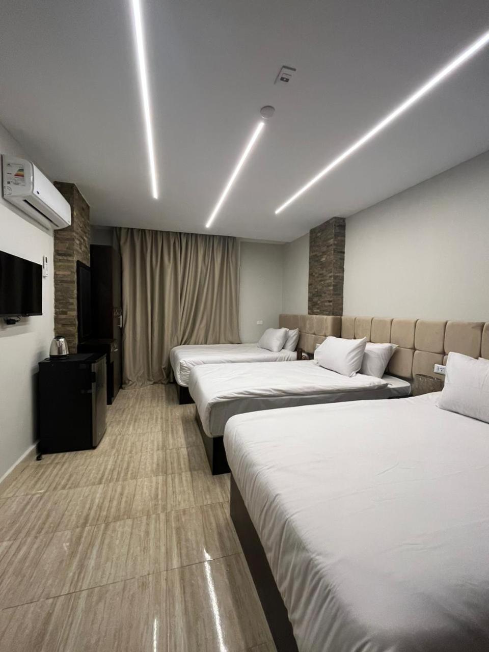 Crowne Pyramids View inn