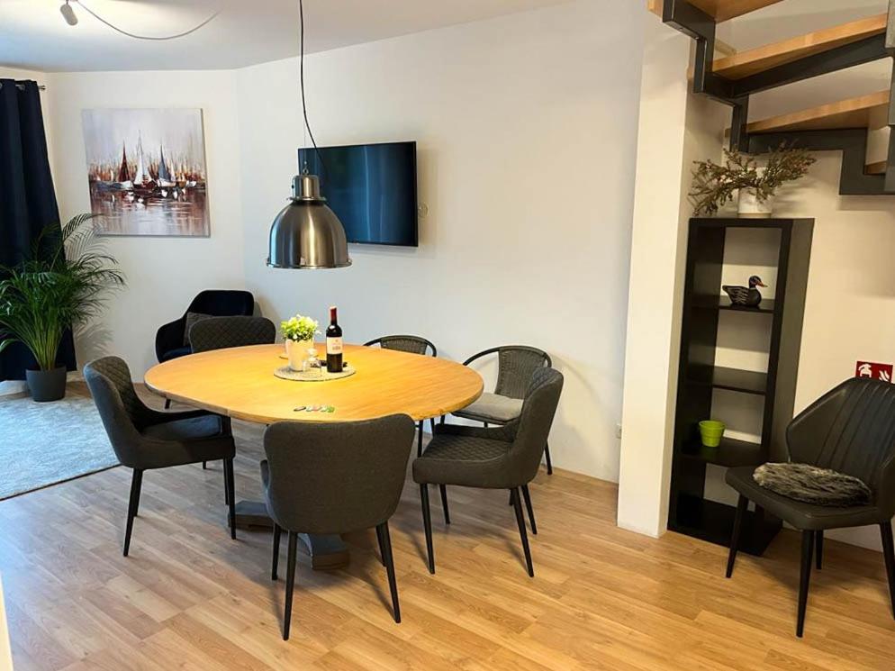 WORKATION Luxury Nature House , 10 min VW , Relax from Work mit Terrasse, Balkon und Parkplatz