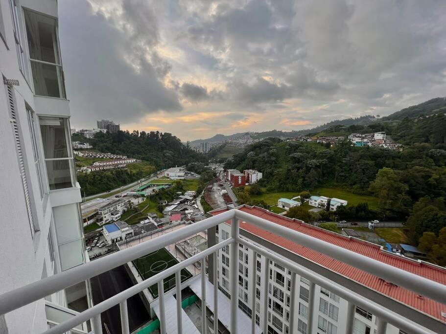 Espectacular vista cerca a cable plaza con Piscina