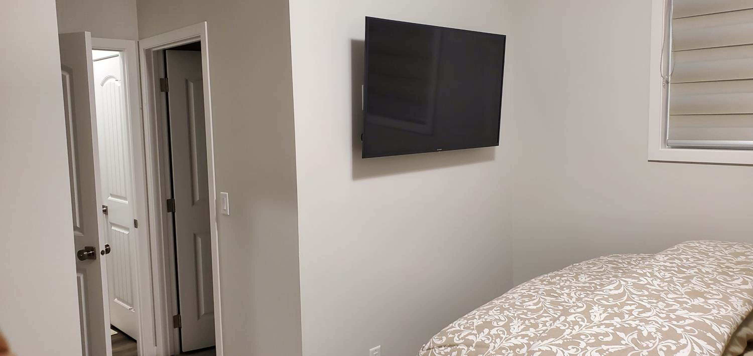 Delightful 1-bedroom Private Suite in a New Home