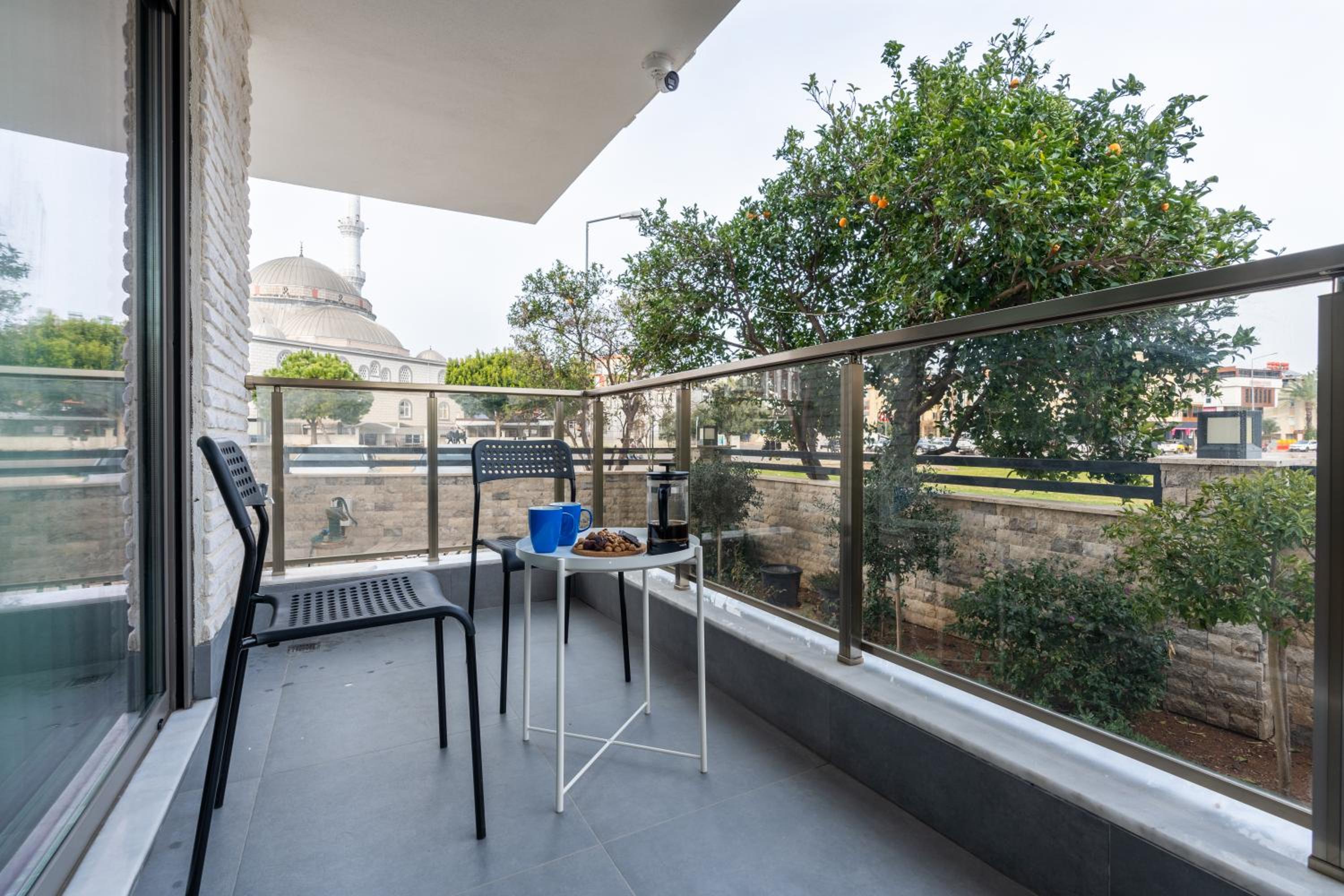 Rose Erela en Antalya — balance & terrace