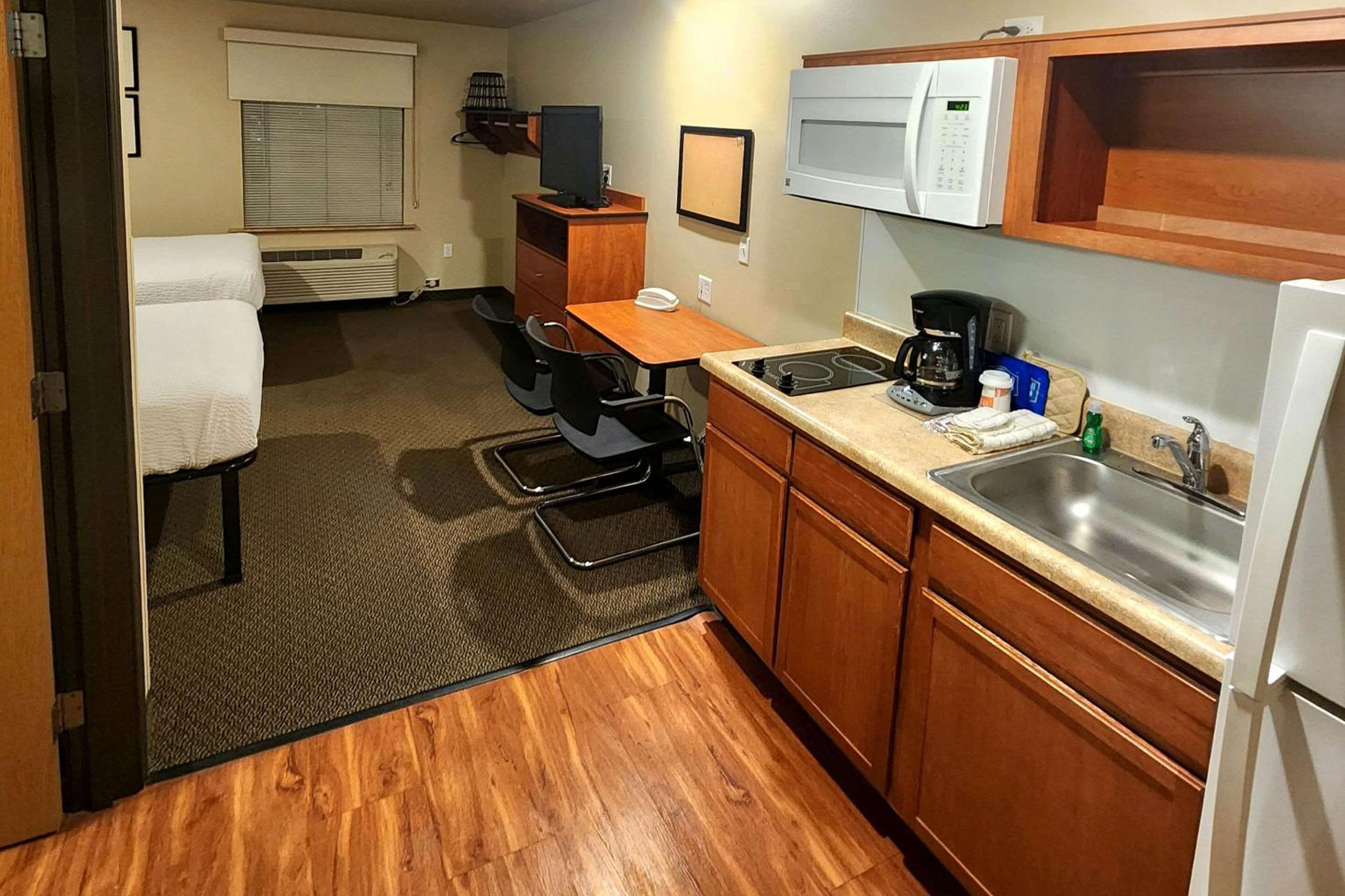 Dickinson Vacations - Suburban Studios Dickinson - Property Image 5