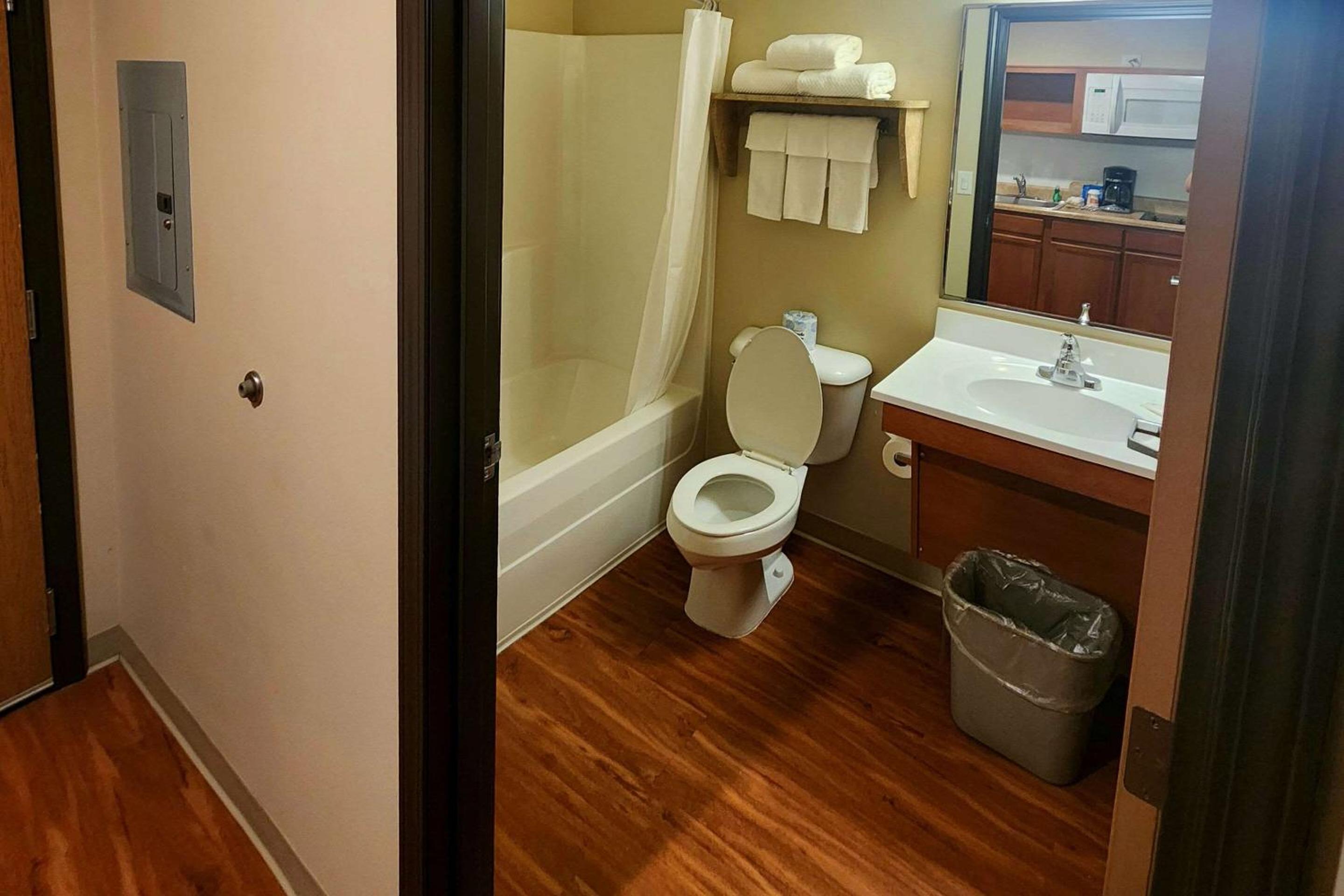 Dickinson Vacations - Suburban Studios Dickinson - Property Image 21