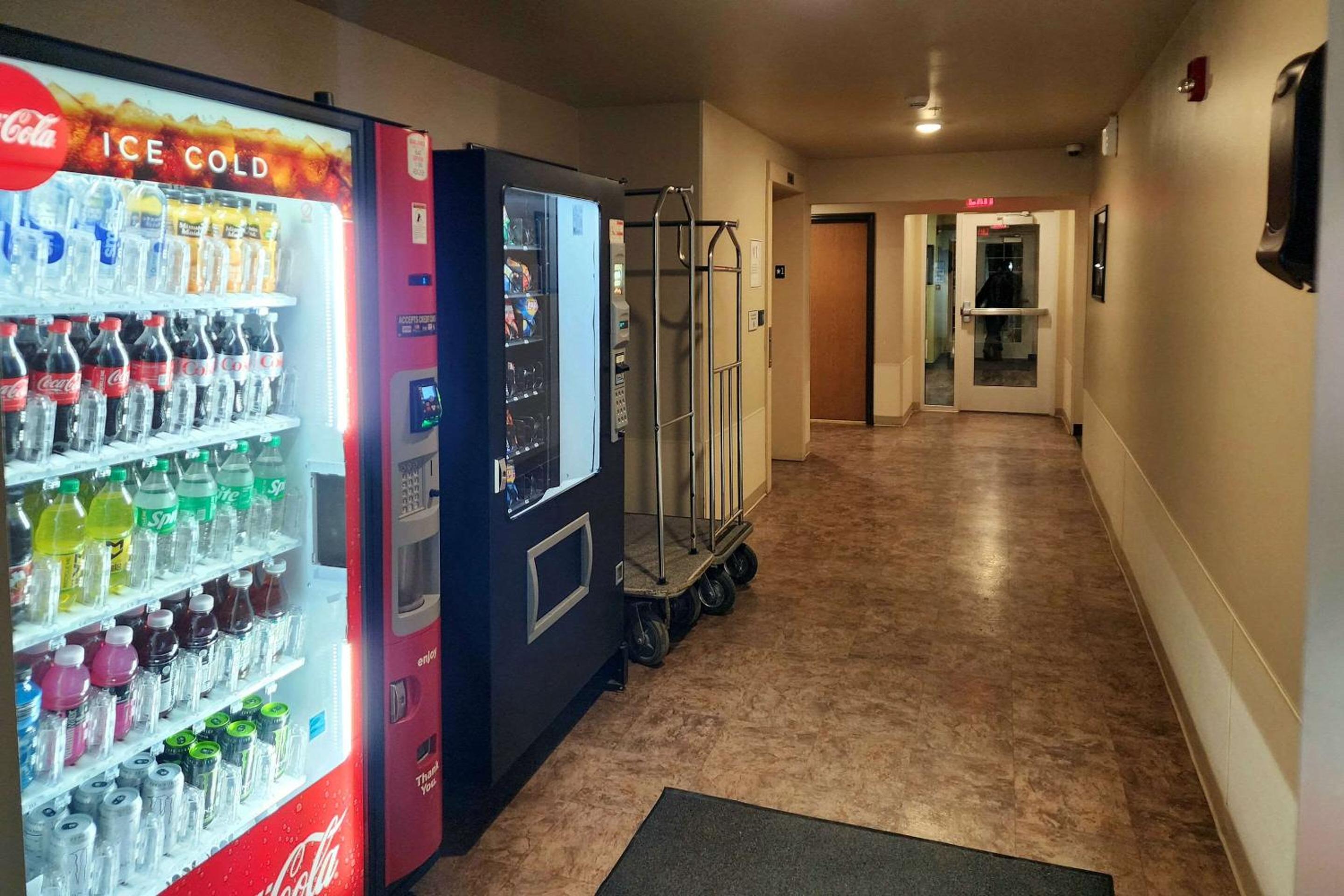 Dickinson Vacations - Suburban Studios Dickinson - Property Image 15