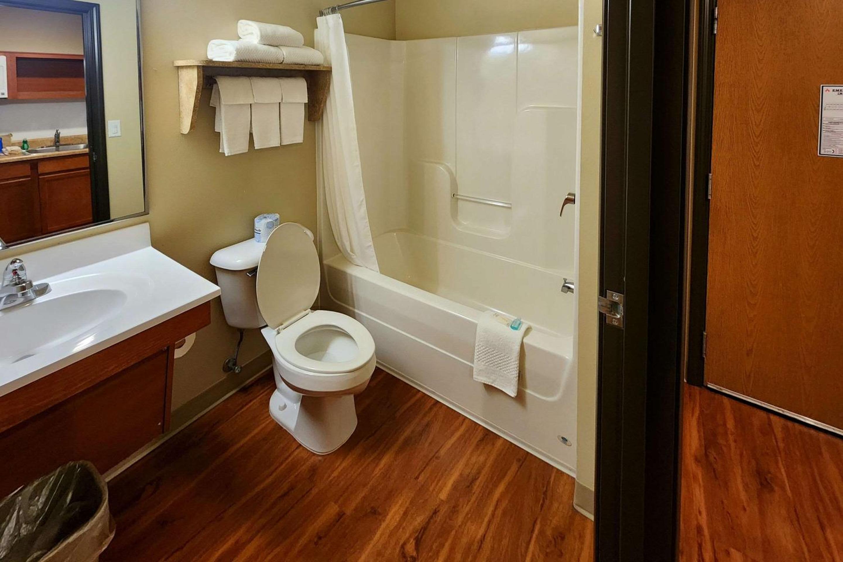 Dickinson Vacations - Suburban Studios Dickinson - Property Image 16