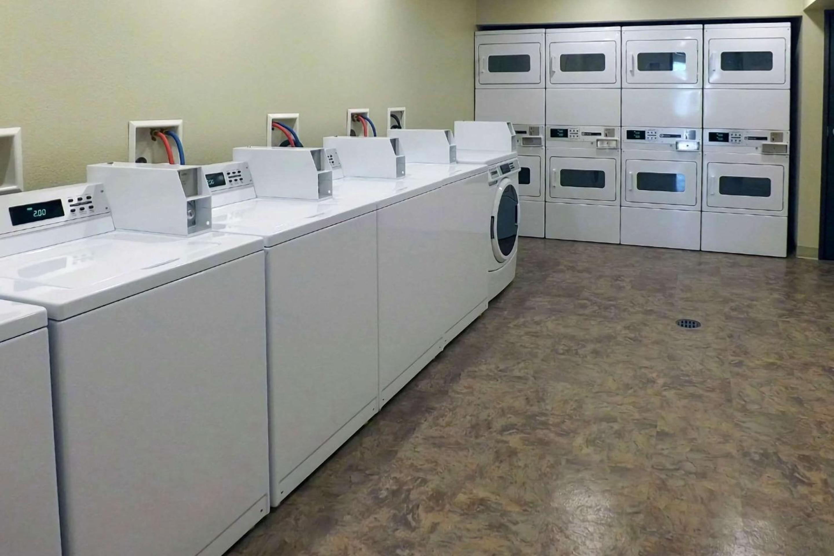 Dickinson Vacations - Suburban Studios Dickinson - Property Image 1