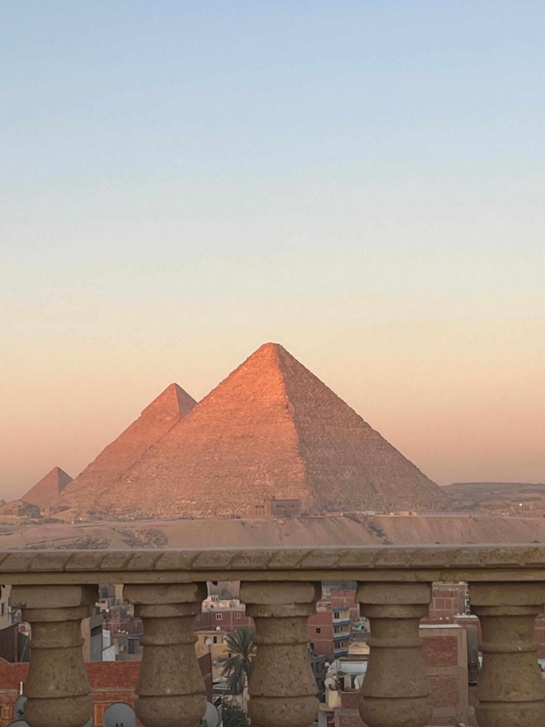 Crowne Pyramids View inn