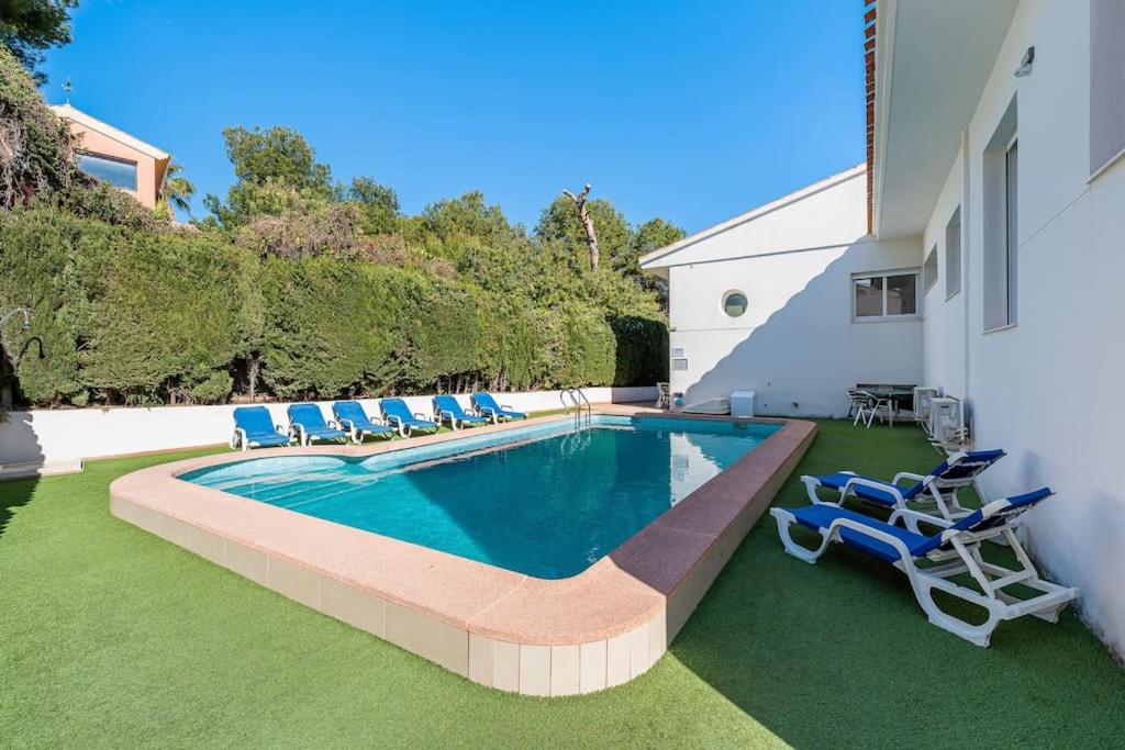 Entire Large Villa next to Award-winning beach