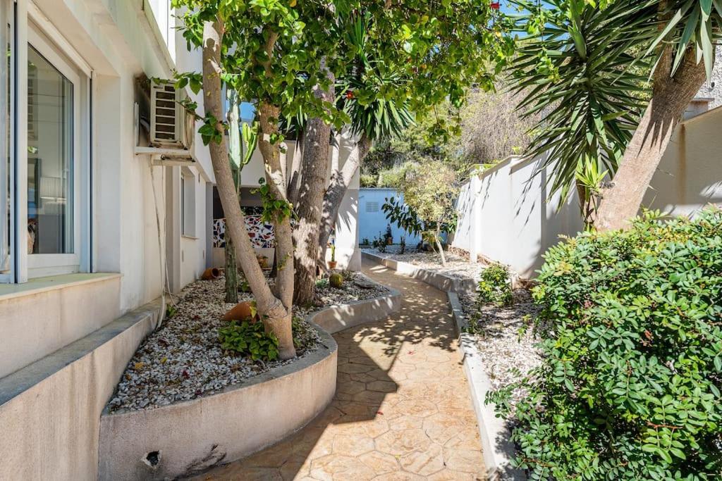 Entire Large Villa next to Award-winning beach