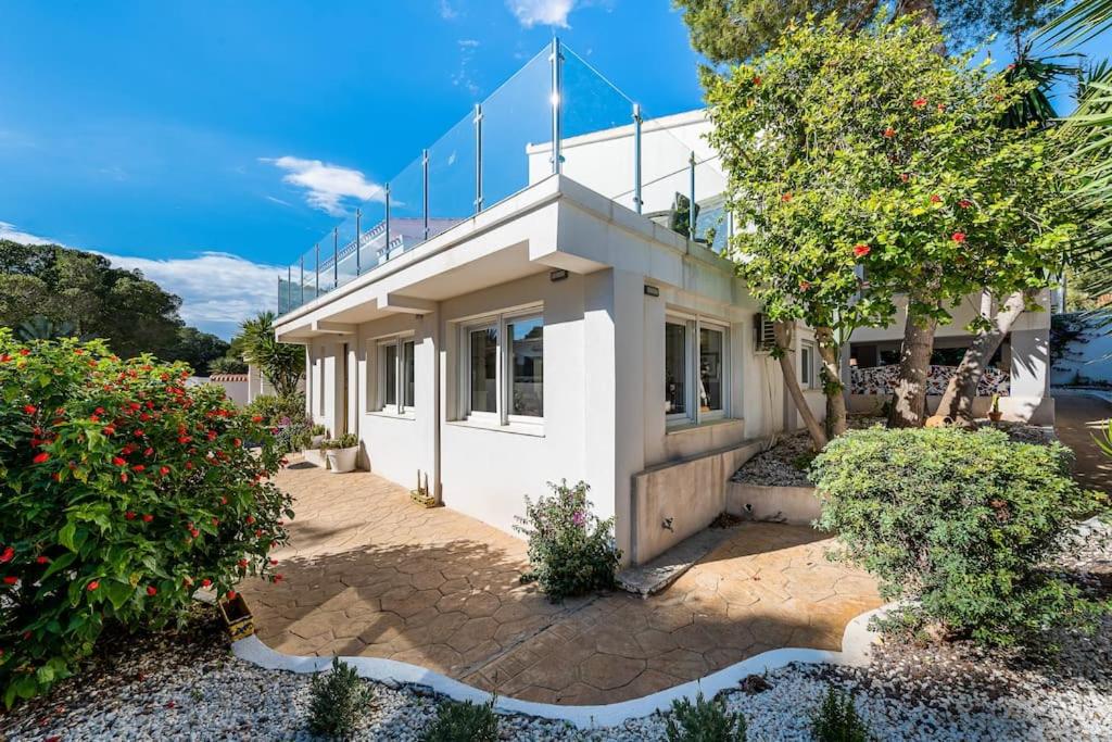 Entire Large Villa next to Award-winning beach