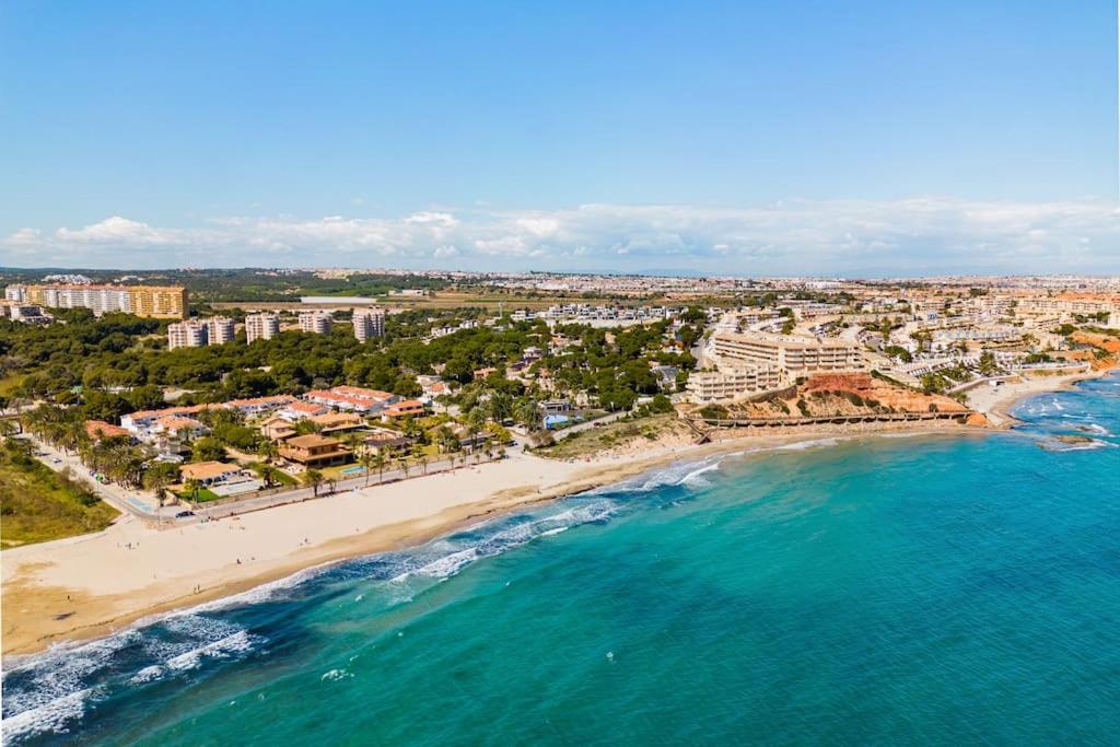 Entire Large Villa next to Award-winning beach