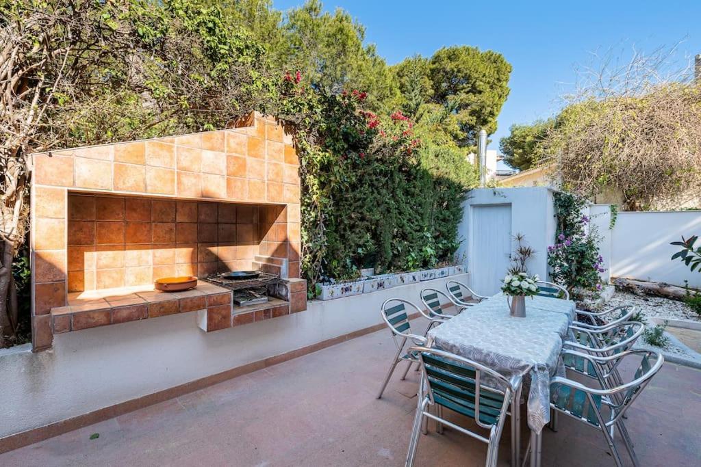 Entire Large Villa next to Award-winning beach