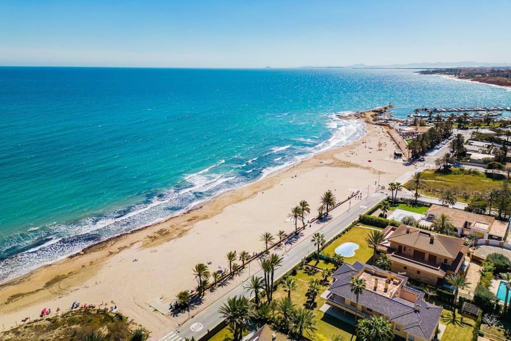 Entire Large Villa next to Award-winning beach