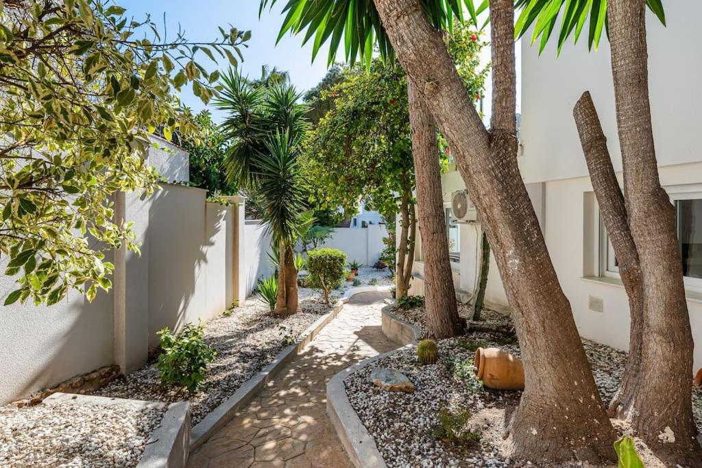 Entire Large Villa next to Award-winning beach