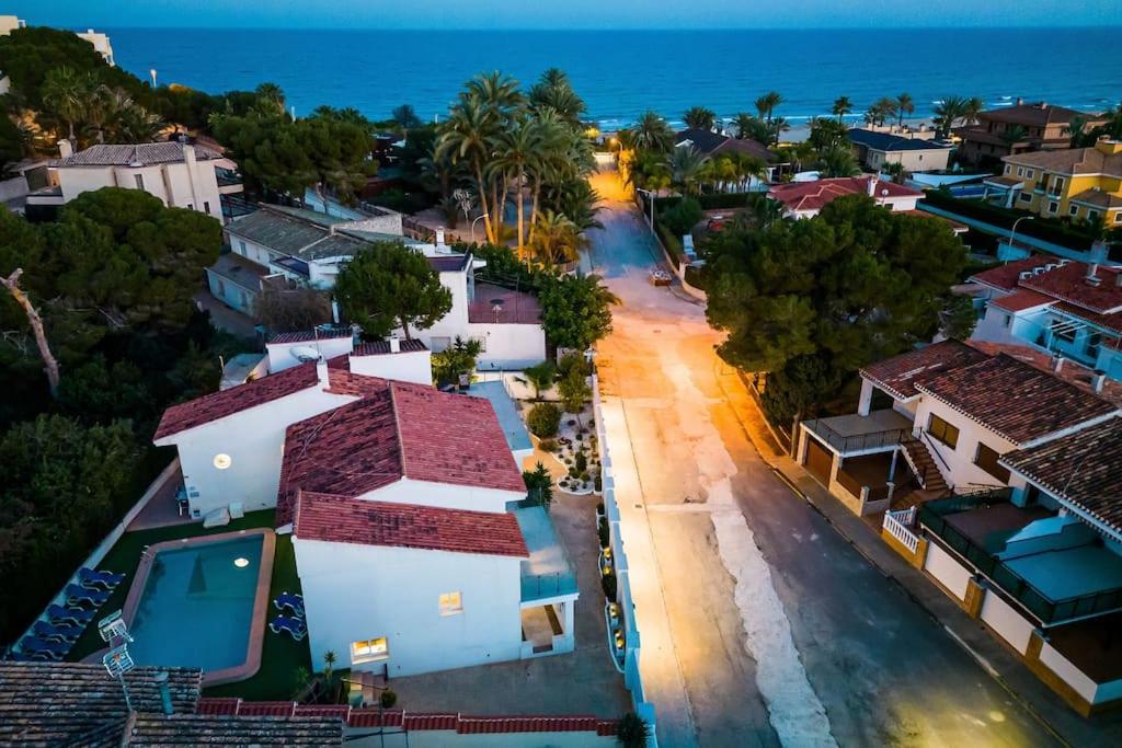 Entire Large Villa next to Award-winning beach