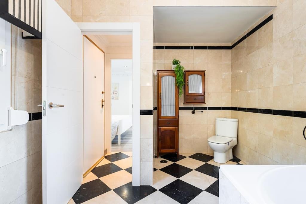 Entire Large Villa next to Award-winning beach