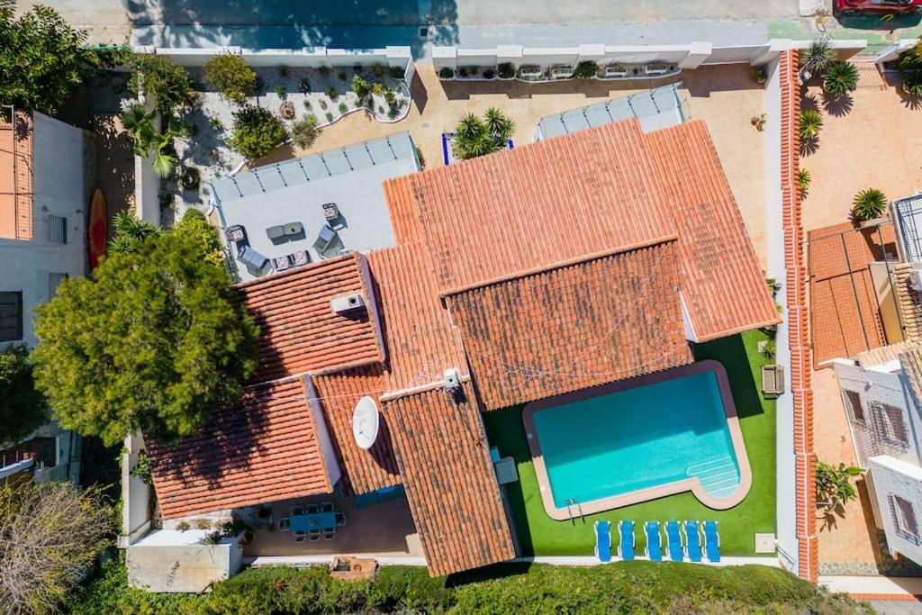 Entire Large Villa next to Award-winning beach