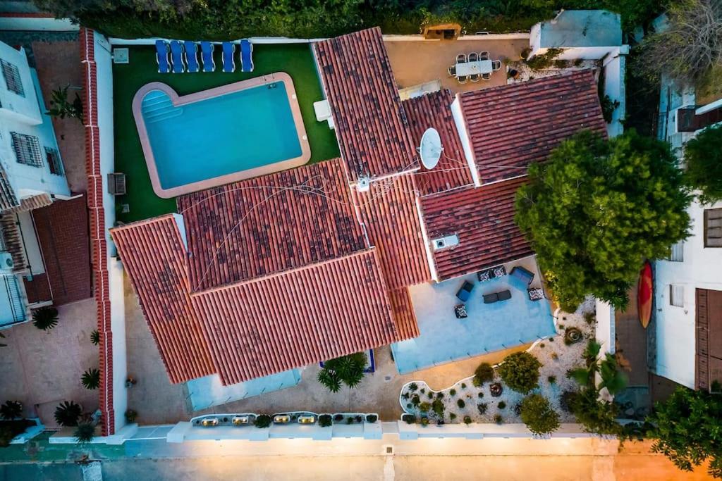 Entire Large Villa next to Award-winning beach