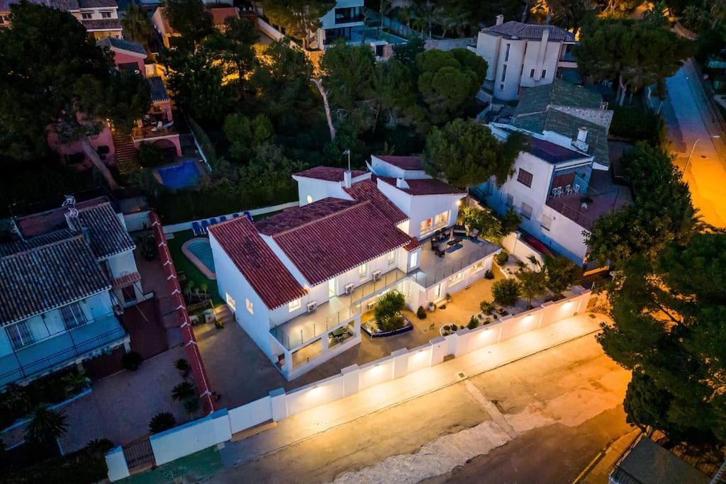 Entire Large Villa next to Award-winning beach