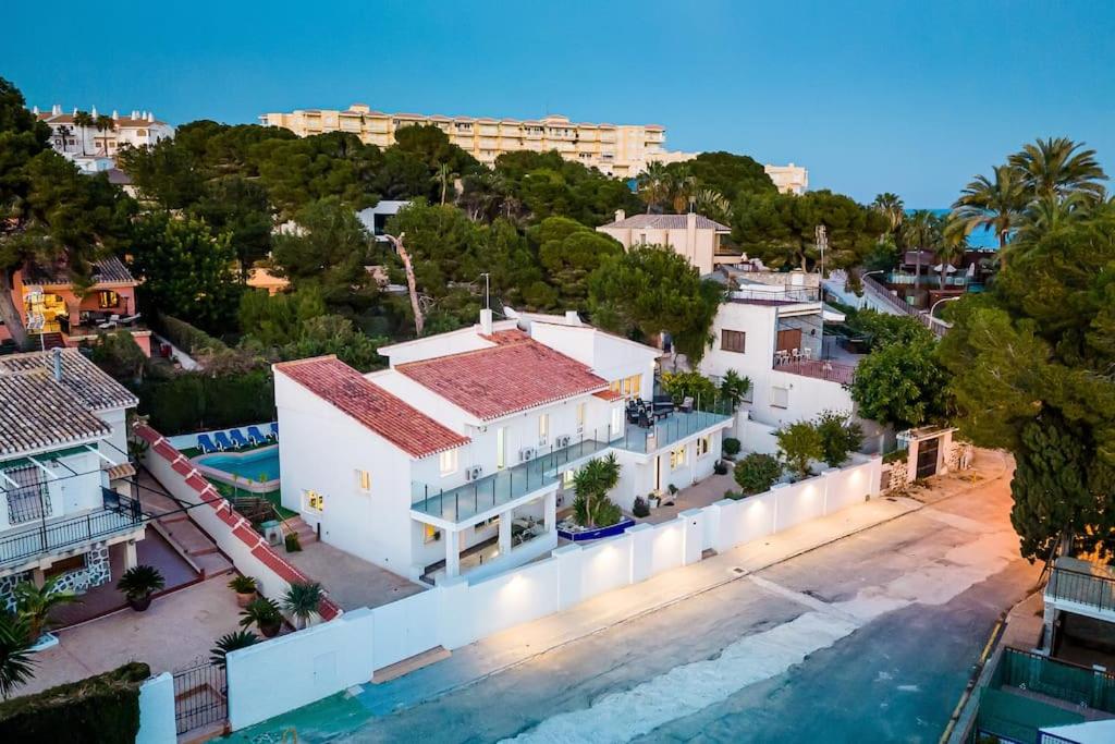 Entire Large Villa next to Award-winning beach