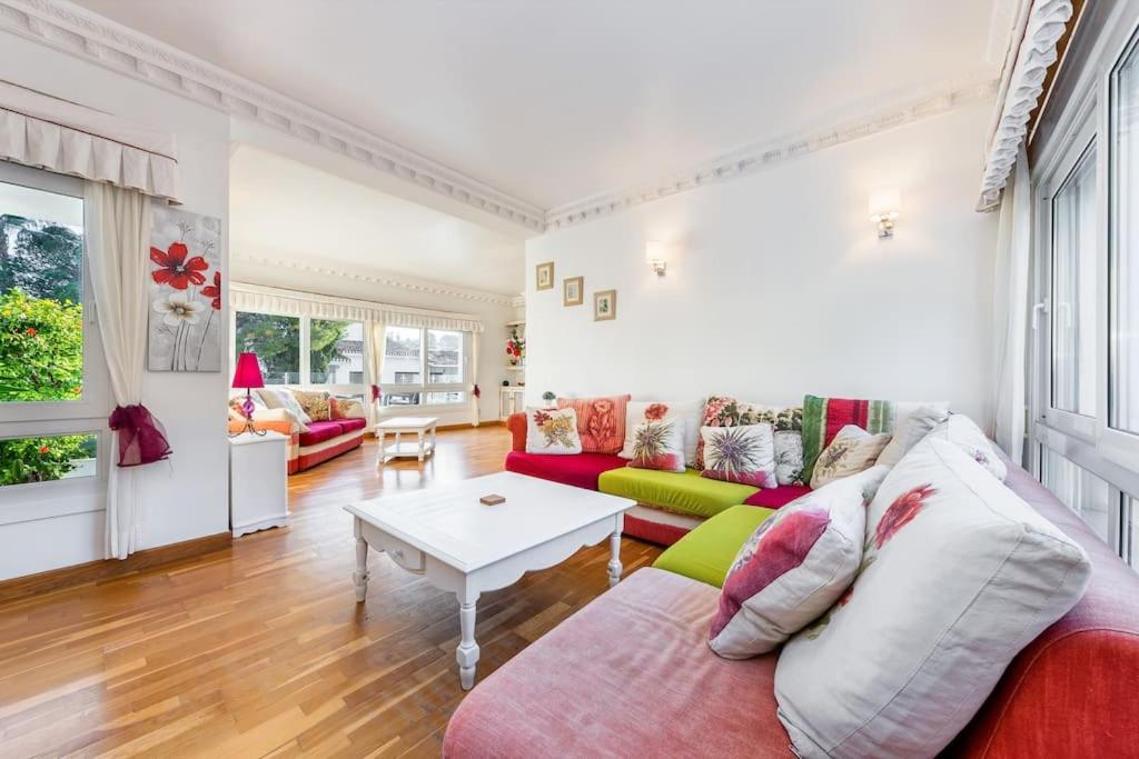 Entire Large Villa next to Award-winning beach