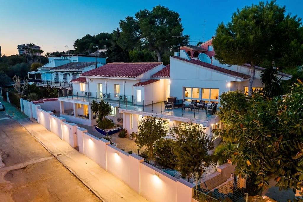 Entire Large Villa next to Award-winning beach