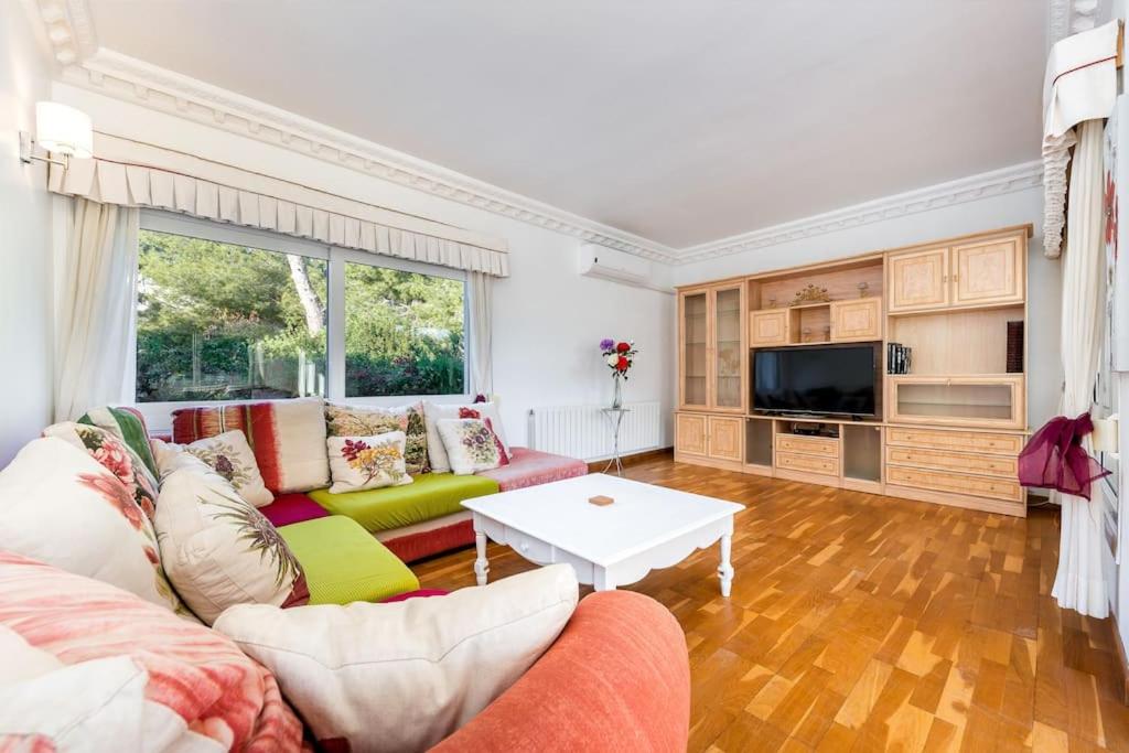 Entire Large Villa next to Award-winning beach