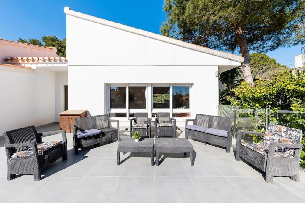 Entire Large Villa next to Award-winning beach