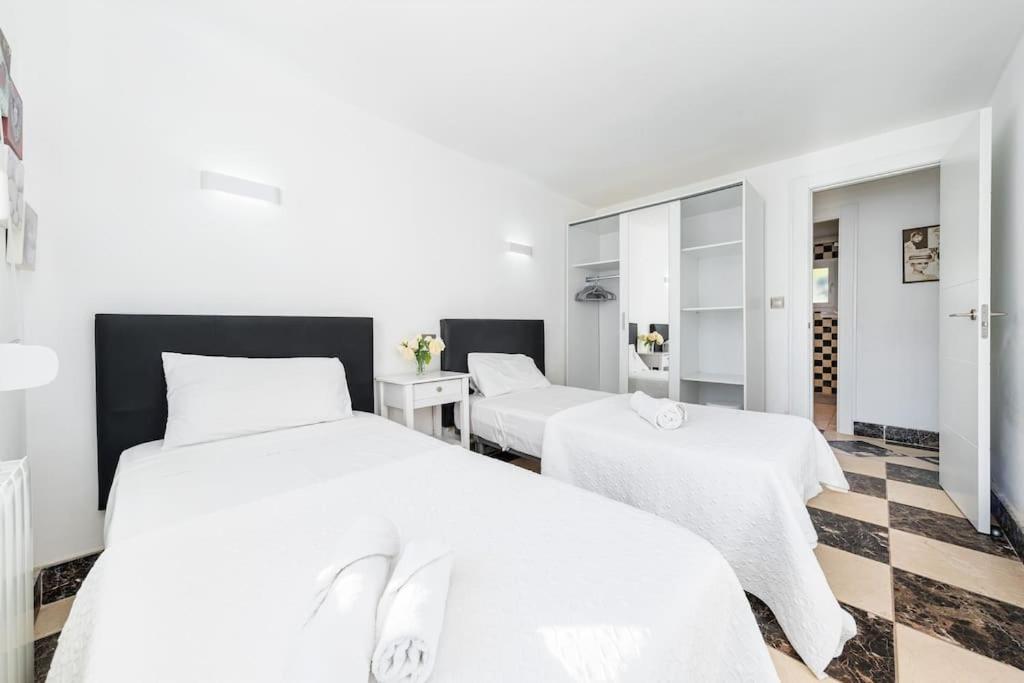 Entire Large Villa next to Award-winning beach