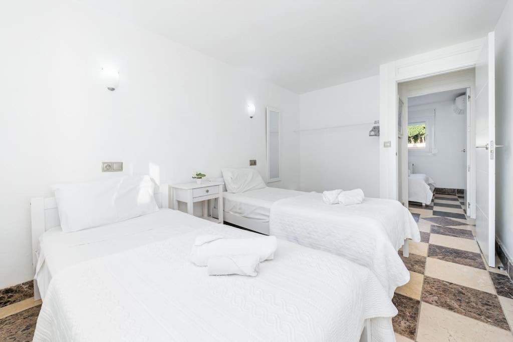Entire Large Villa next to Award-winning beach