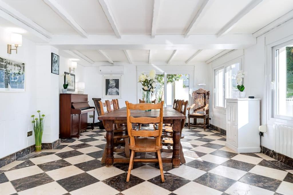 Entire Large Villa next to Award-winning beach