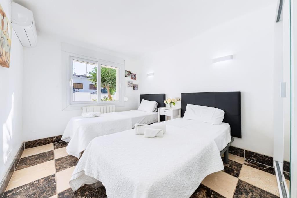 Entire Large Villa next to Award-winning beach