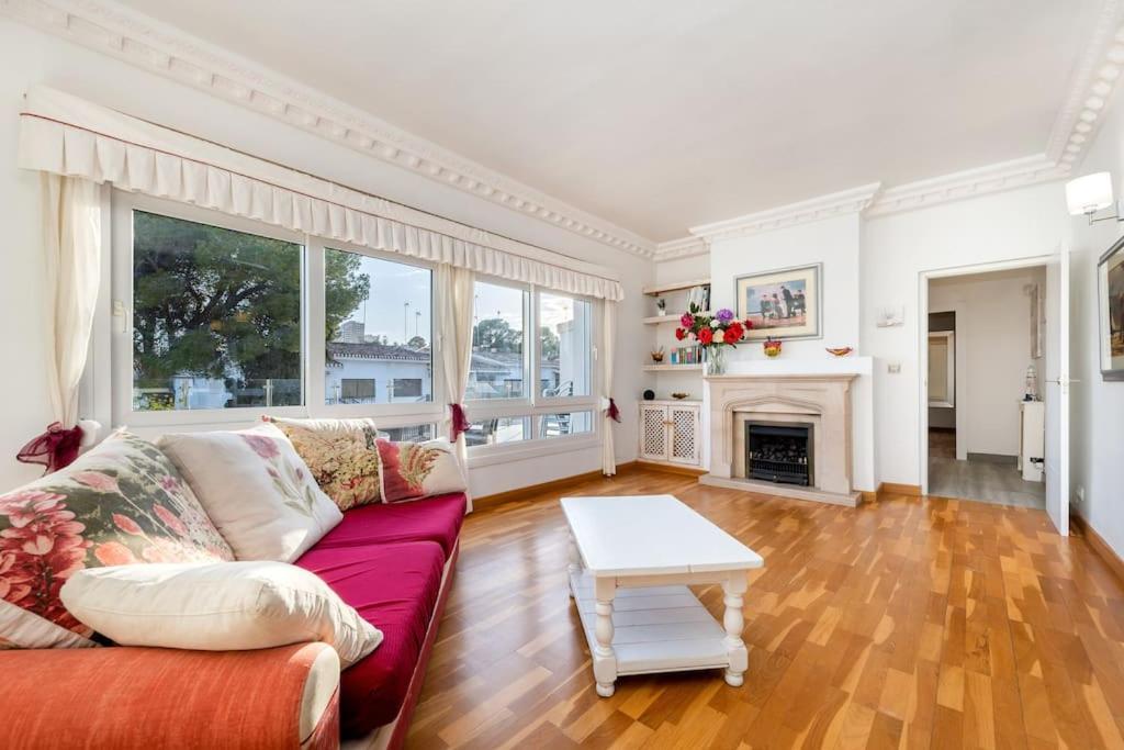 Entire Large Villa next to Award-winning beach