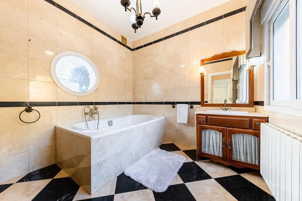 Entire Large Villa next to Award-winning beach