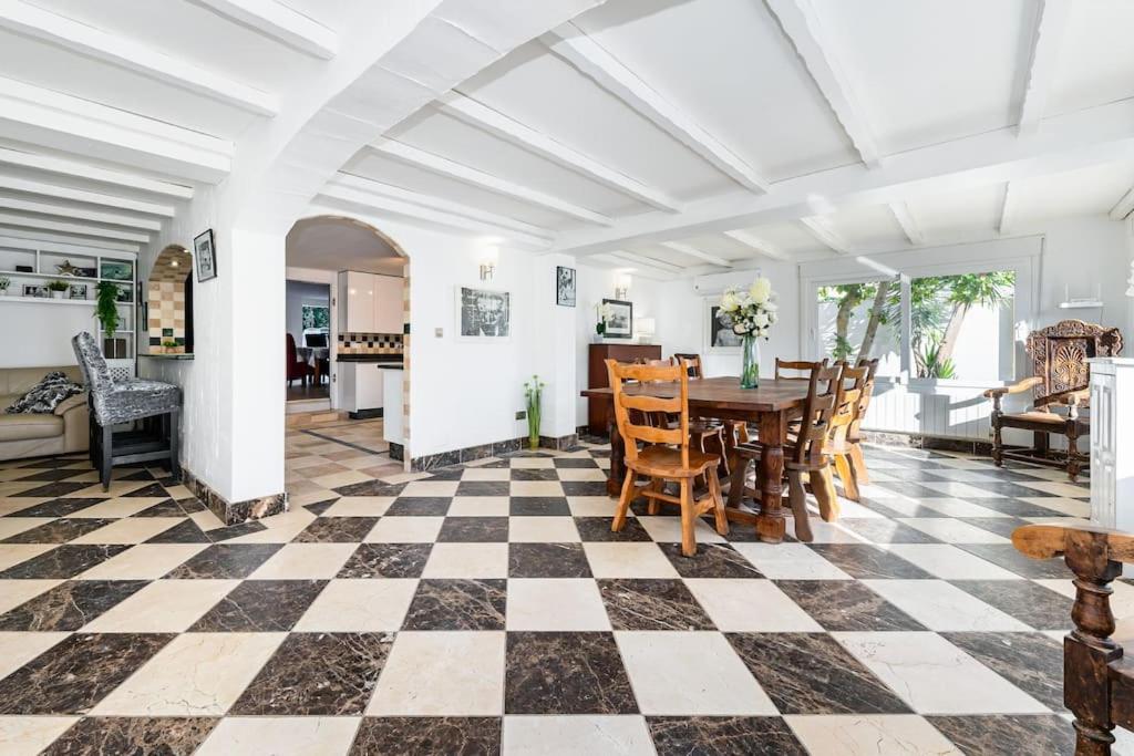 Entire Large Villa next to Award-winning beach