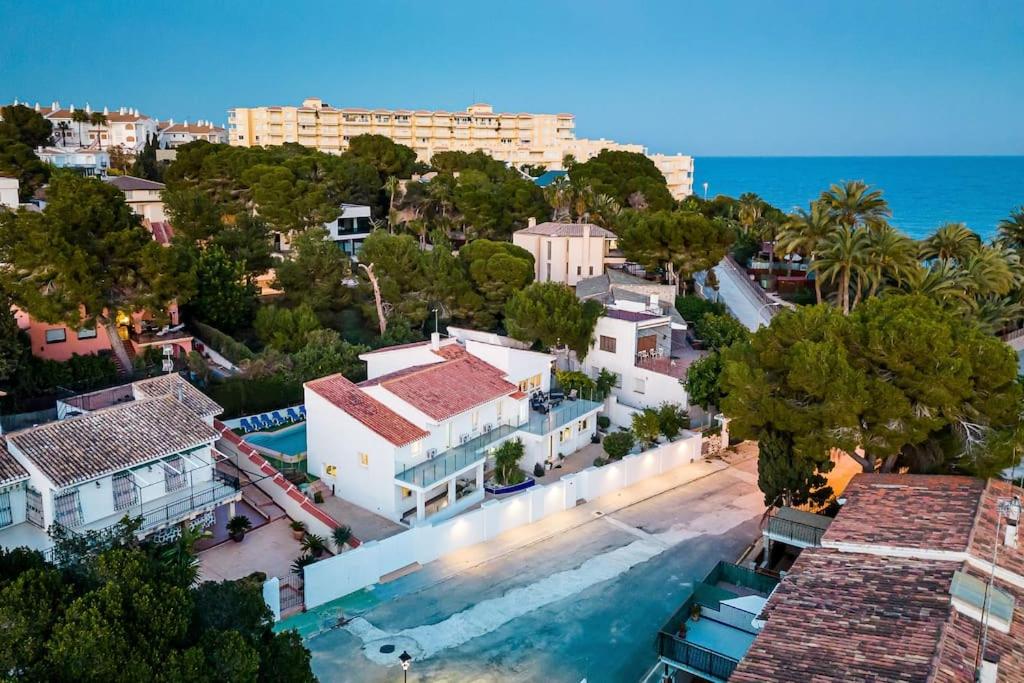 Entire Large Villa next to Award-winning beach