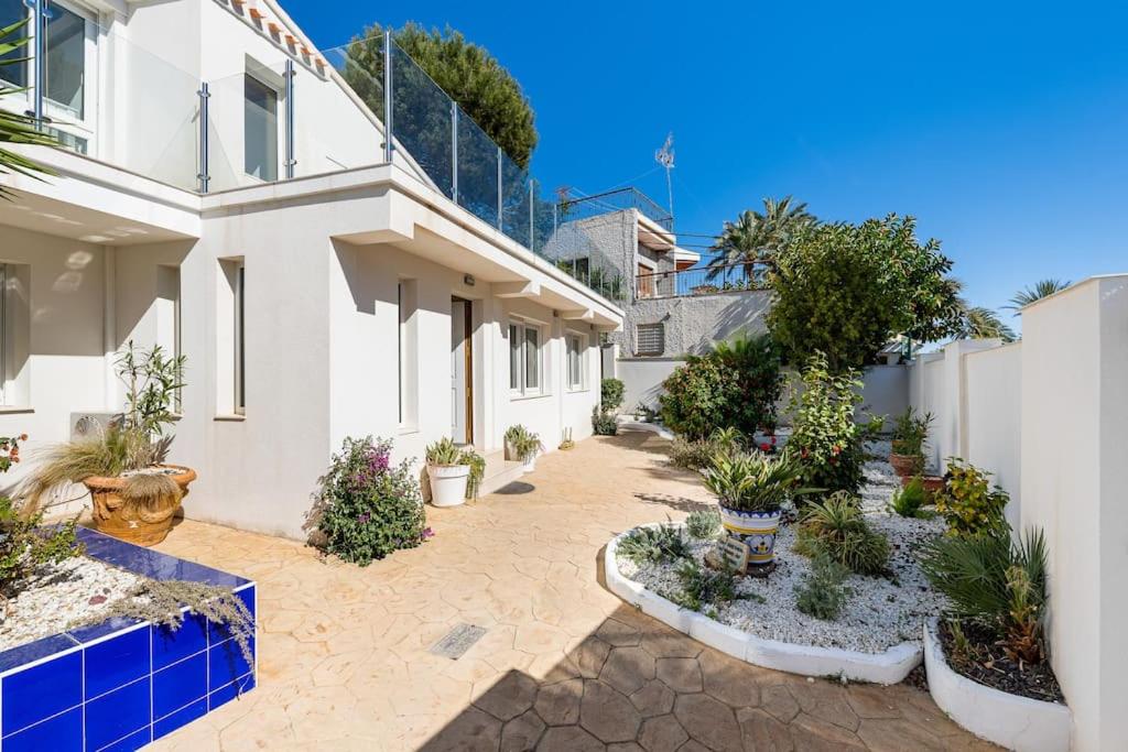 Entire Large Villa next to Award-winning beach