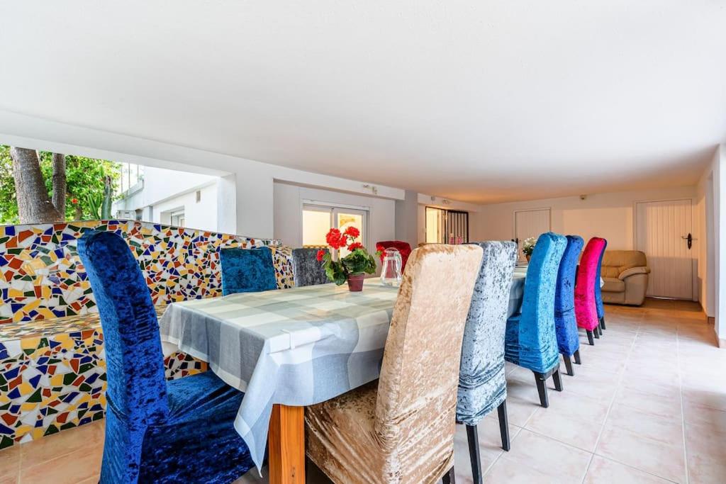 Entire Large Villa next to Award-winning beach