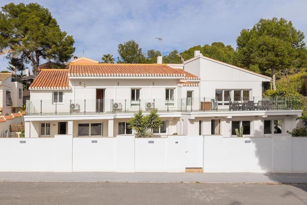 Entire Large Villa next to Award-winning beach