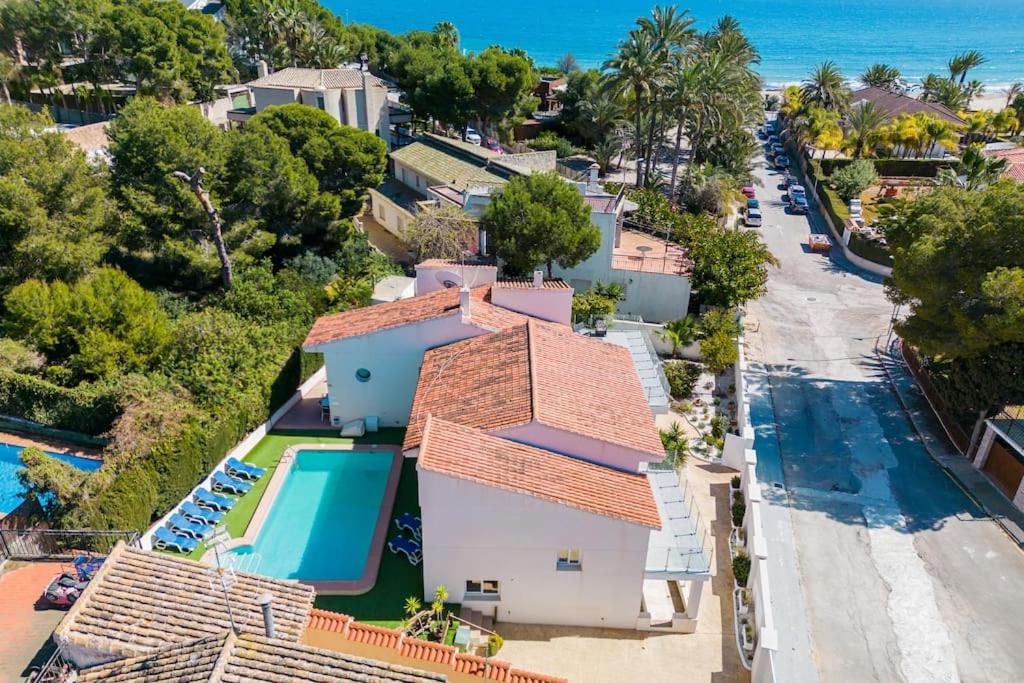 Entire Large Villa next to Award-winning beach