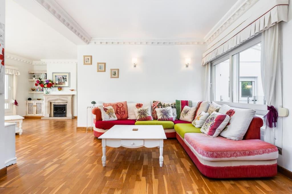 Entire Large Villa next to Award-winning beach