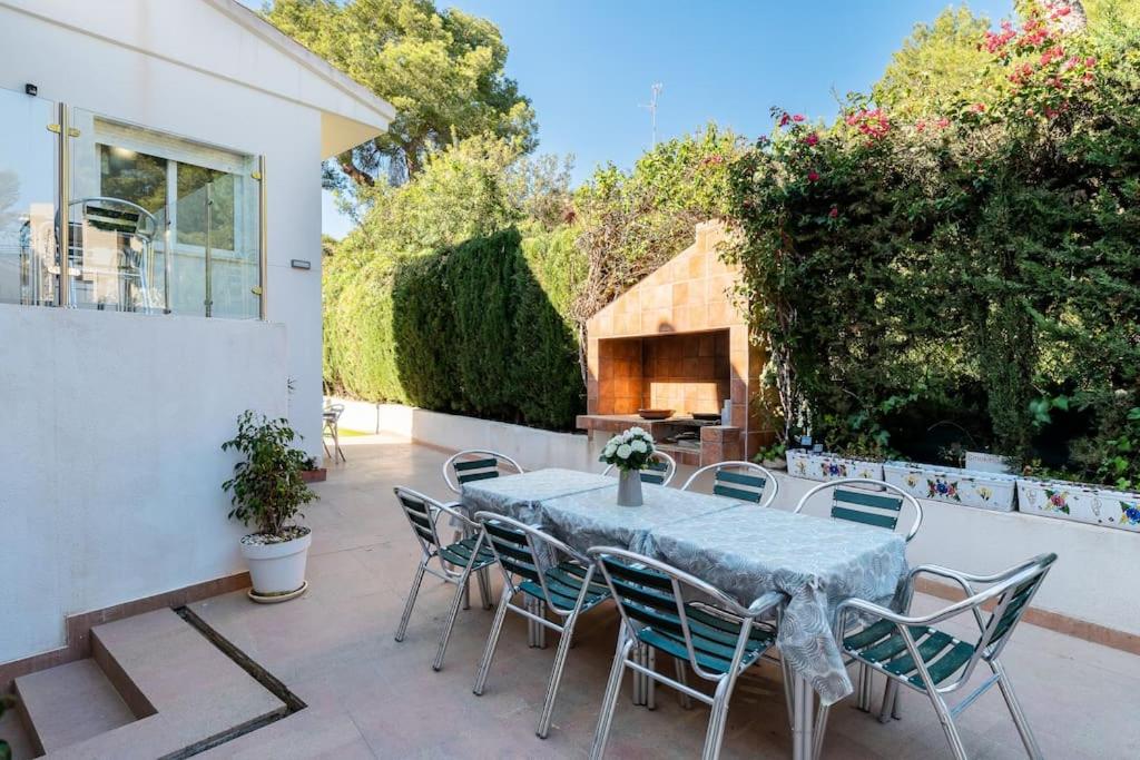 Entire Large Villa next to Award-winning beach