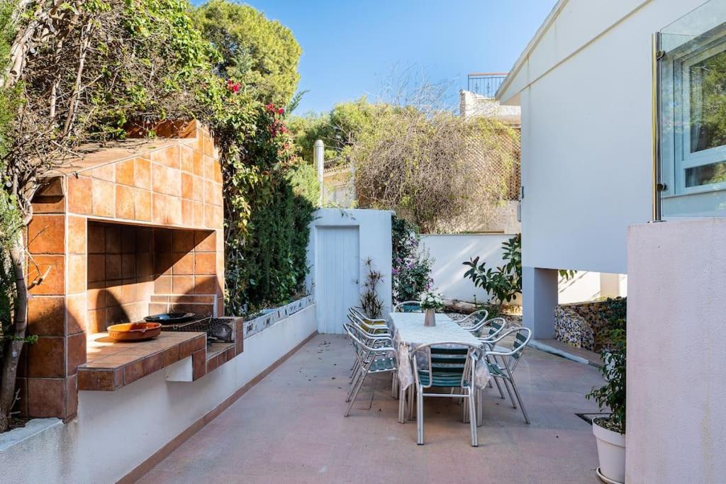 Entire Large Villa next to Award-winning beach