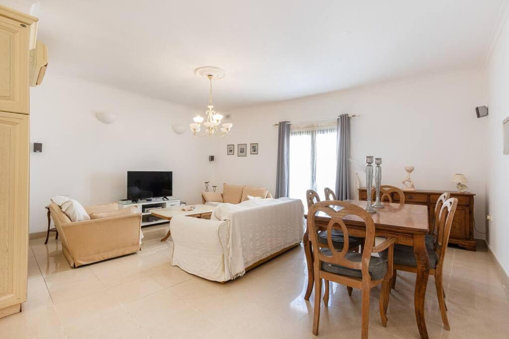 Spacious 3 Bedroom, 2 bathroom, Apt in Sliema view 3
