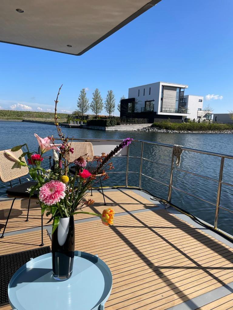 Houseboat Kamperland view 4