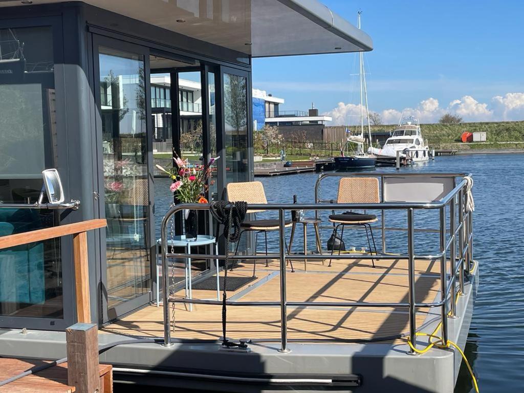 Houseboat Kamperland view 3