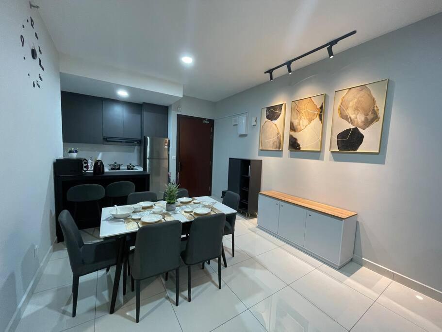 Inspirasi Mont Kiara 3 Rooms Balcony Free WIFI & Carpark By The Homez