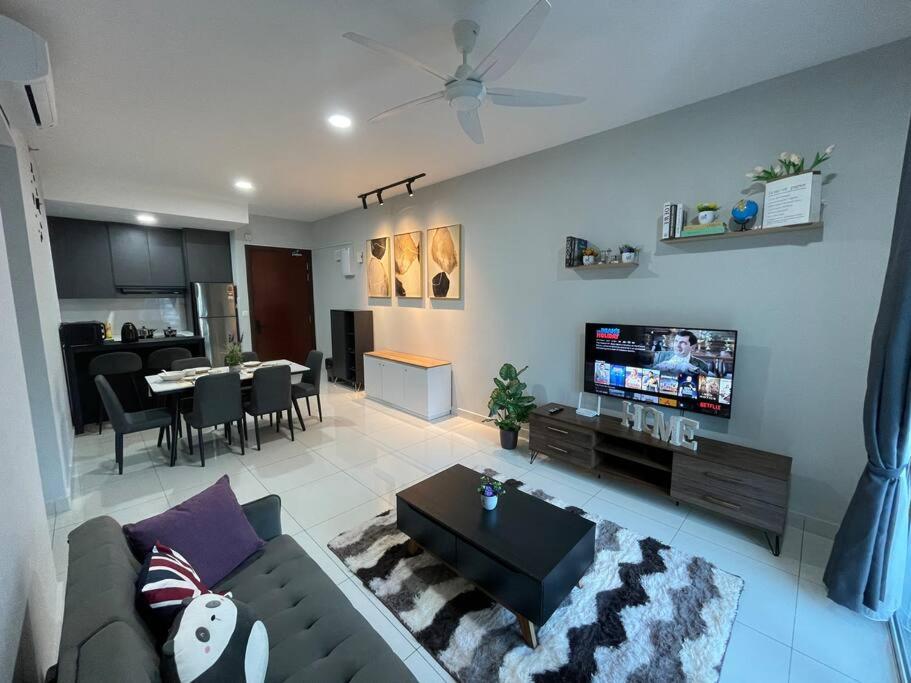 Inspirasi Mont Kiara 3 Rooms Balcony Free WIFI & Carpark By The Homez