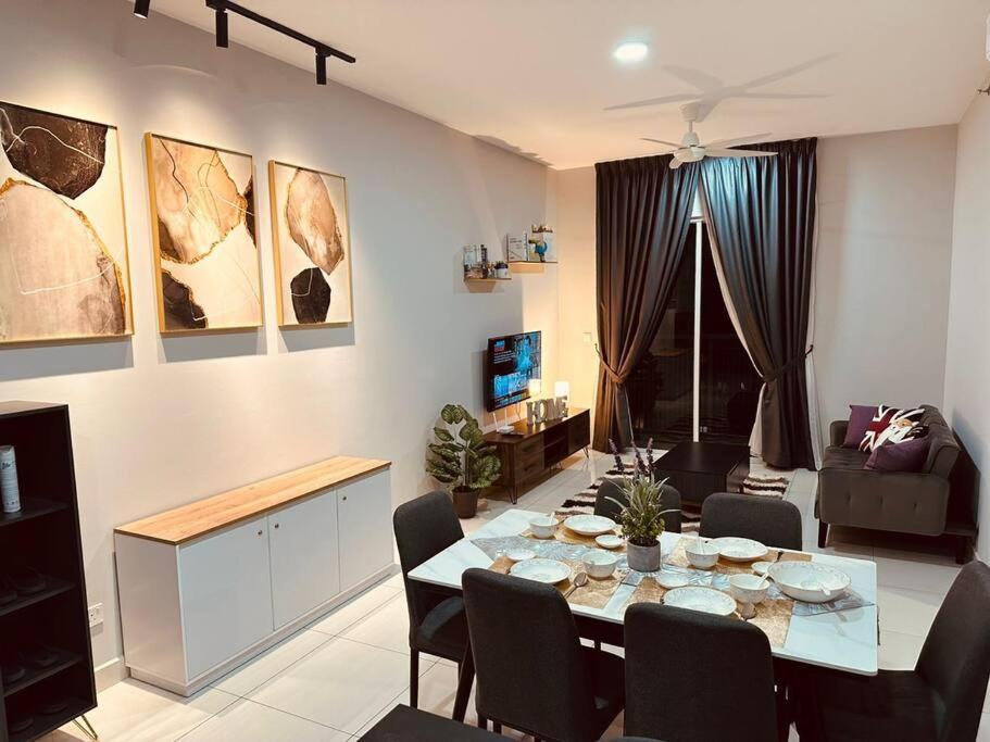 Inspirasi Mont Kiara 3 Rooms Balcony Free WIFI & Carpark By The Homez